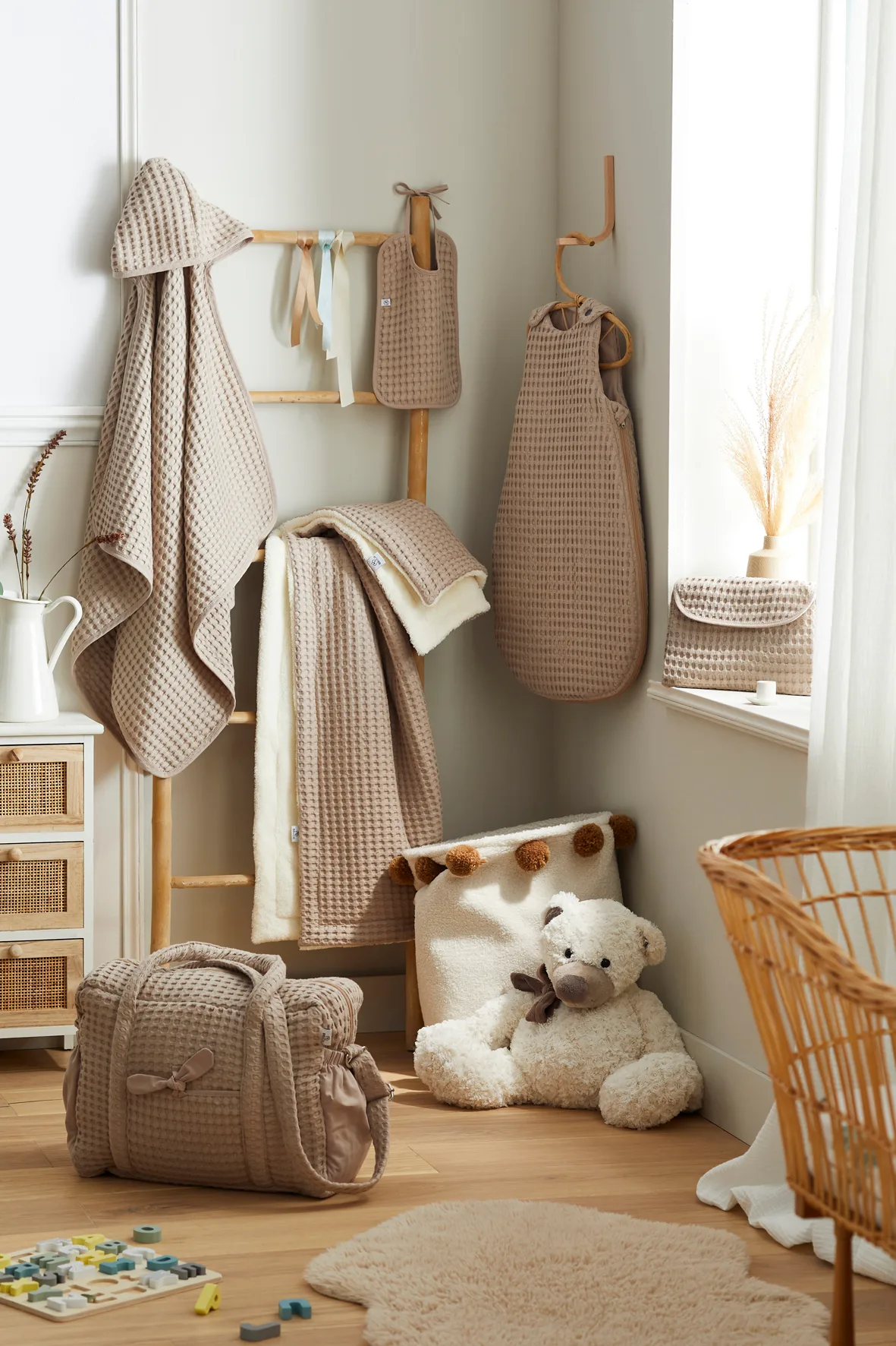 Matelas à langer nomade en coton gaufré latte – Image 3