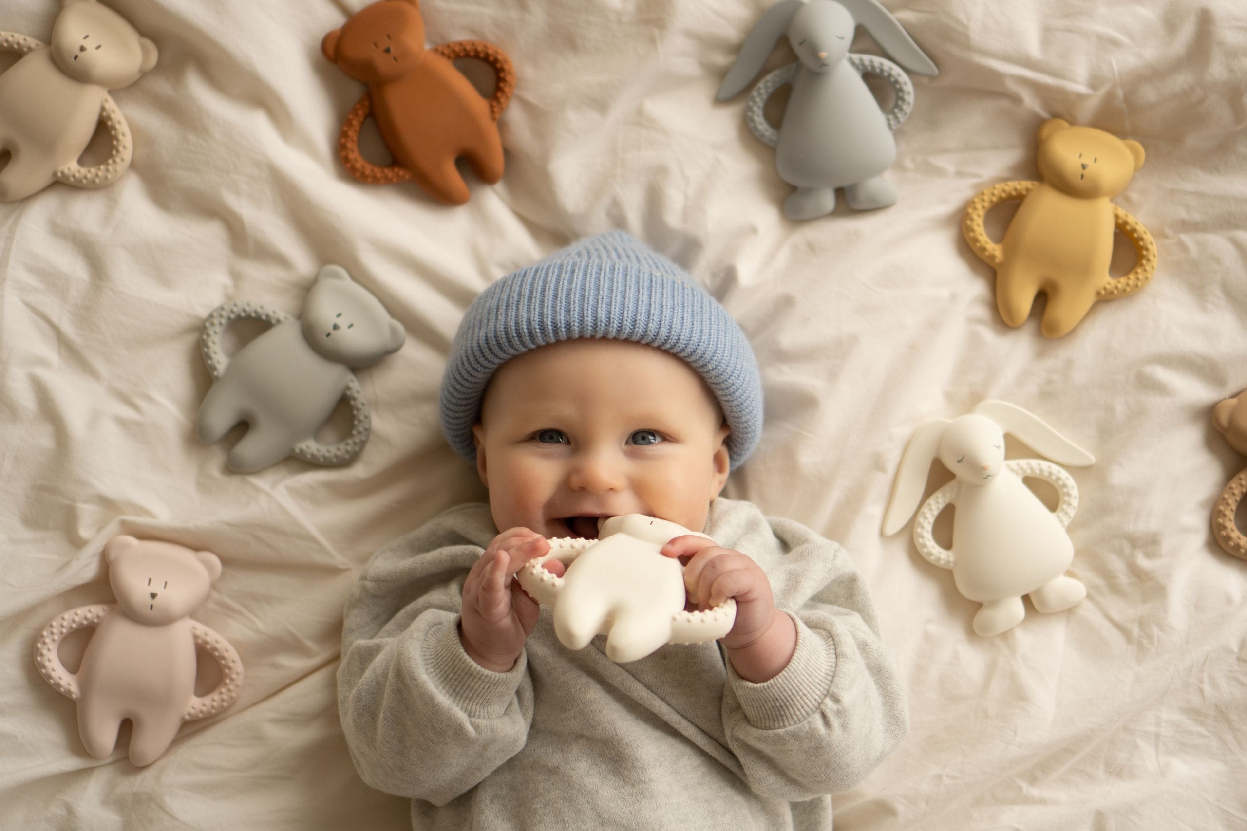 Bébé fait ses dents ? 3 signes qui montrent qu’elles arrivent (et comment soulager votre enfant)